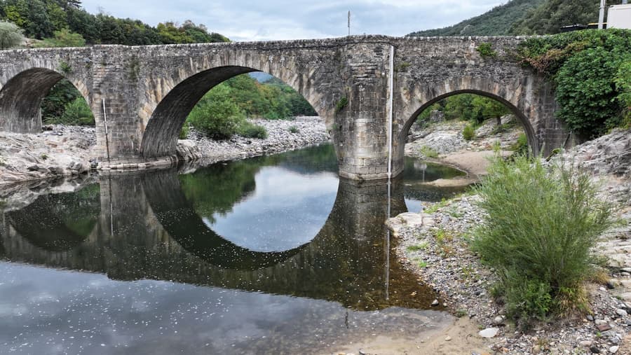 Vue aérienne du village de Pont de Labeaume