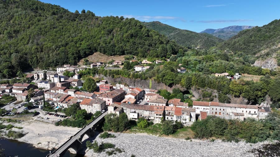 Vue aérienne de la commune et de la vallée