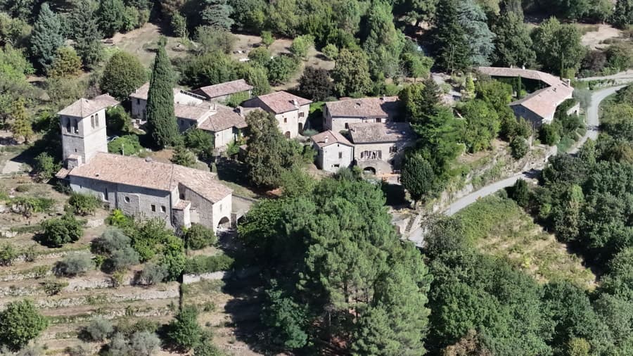 La commune de Pont de Labeaume vue du ciel