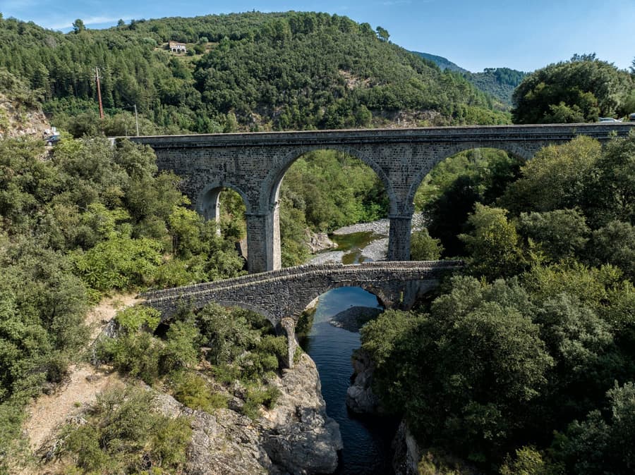 Le pont de Labeaume enjambant l'Ardèche